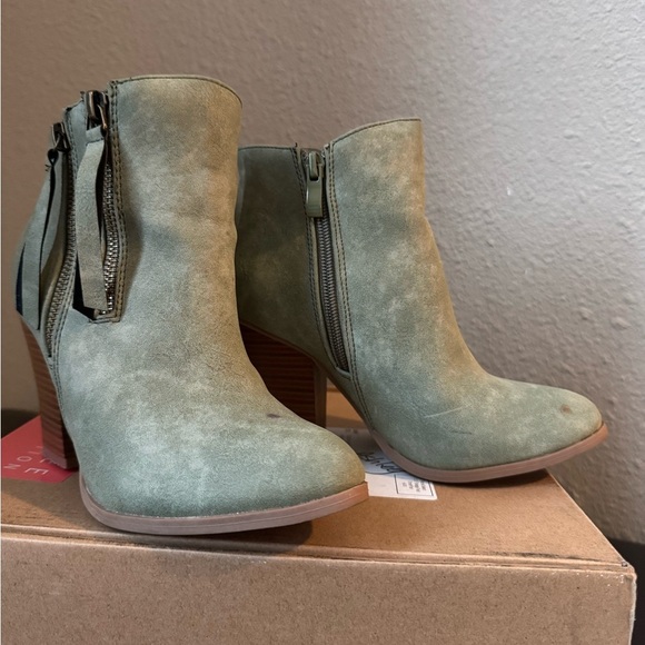Women's Olive Ankle Boots - Picture 3 of 7